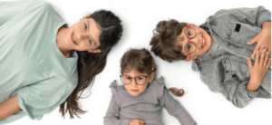 Niños y adolescentes con gafas diseñadas para el control de la miopía