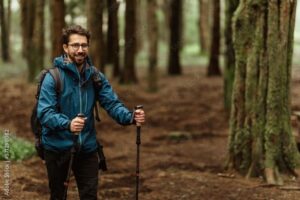 Hombre con gafas graduadas ideales para senderismo y actividades al aire libre